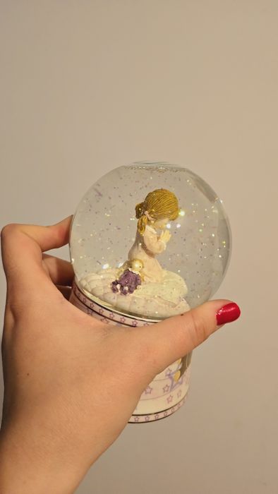 Glob muzical cu fetita care se roagă