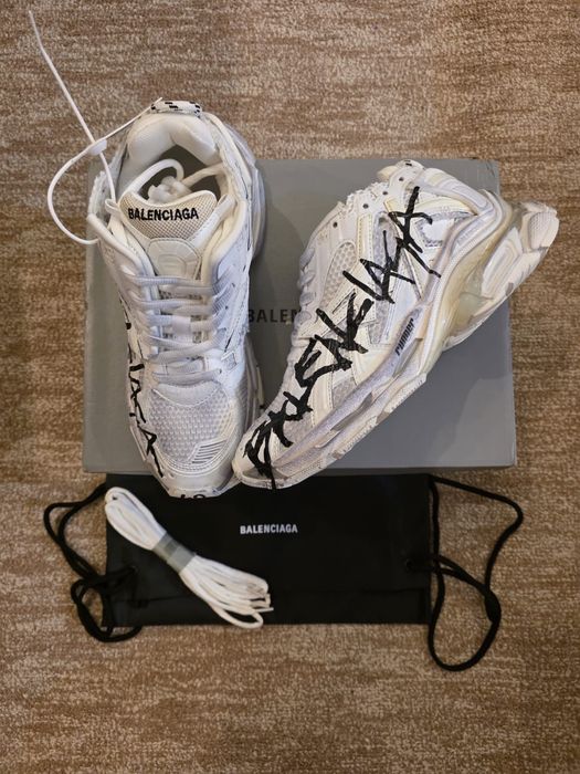 Balenciaga grafitti runner
