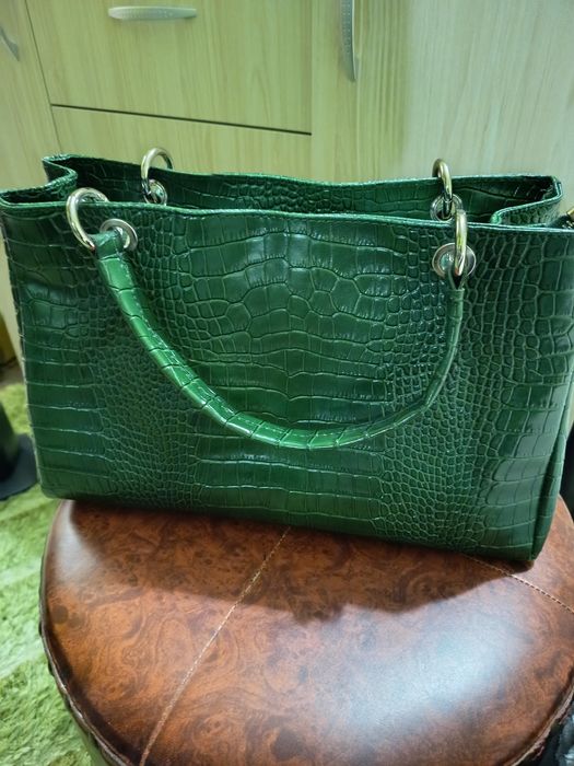 Елегантна чанта от естествена кожа в зелен цвят