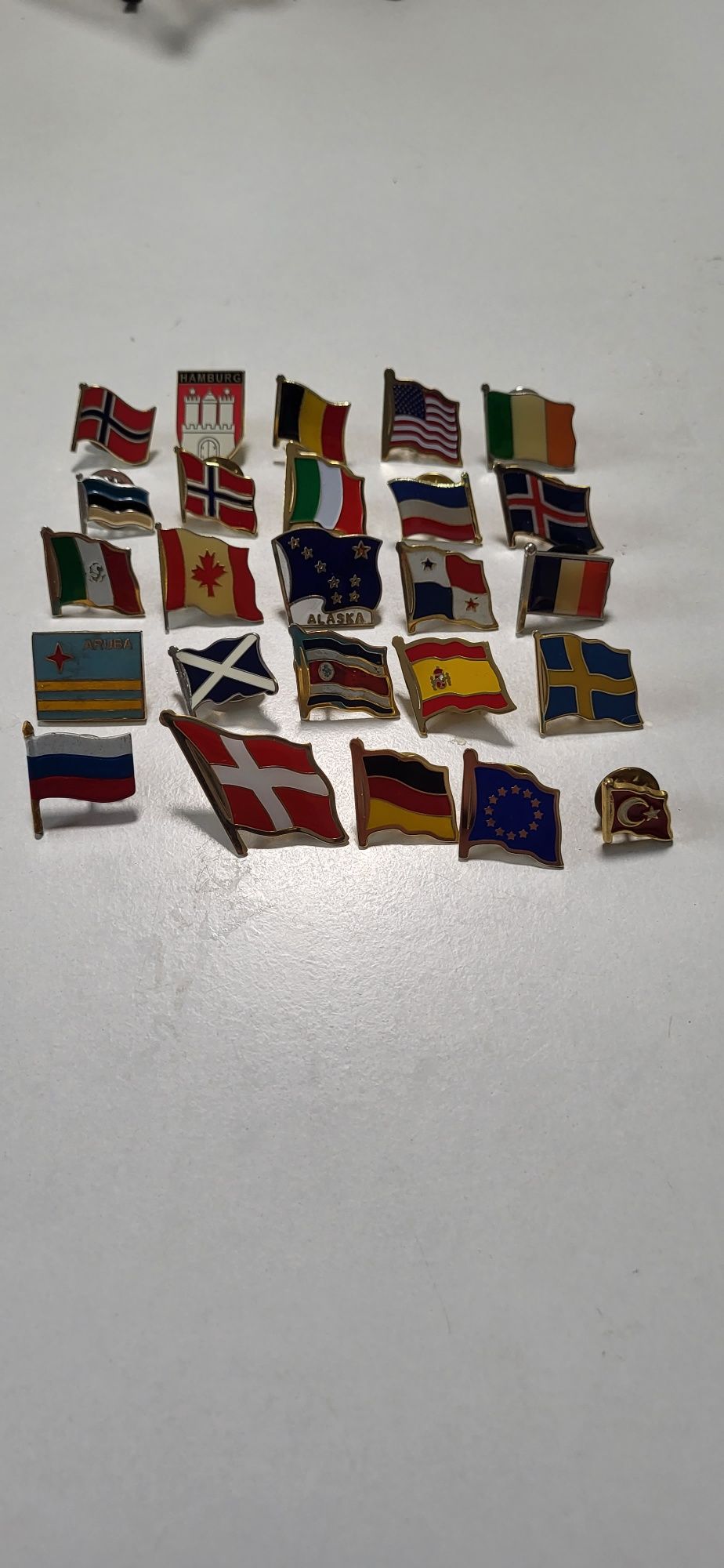 Colectie de 25 insigne cu steaguri din diferite tari