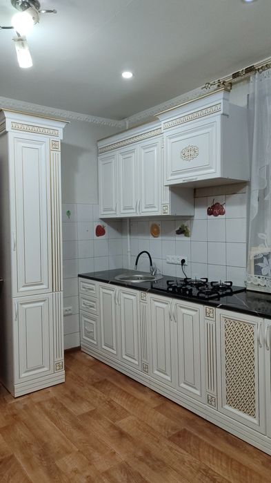 Кухонный гарнитур+стол+4 стула (отличное состояние)