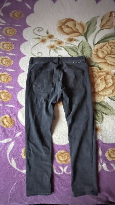 Vând blugi Porsche Boss