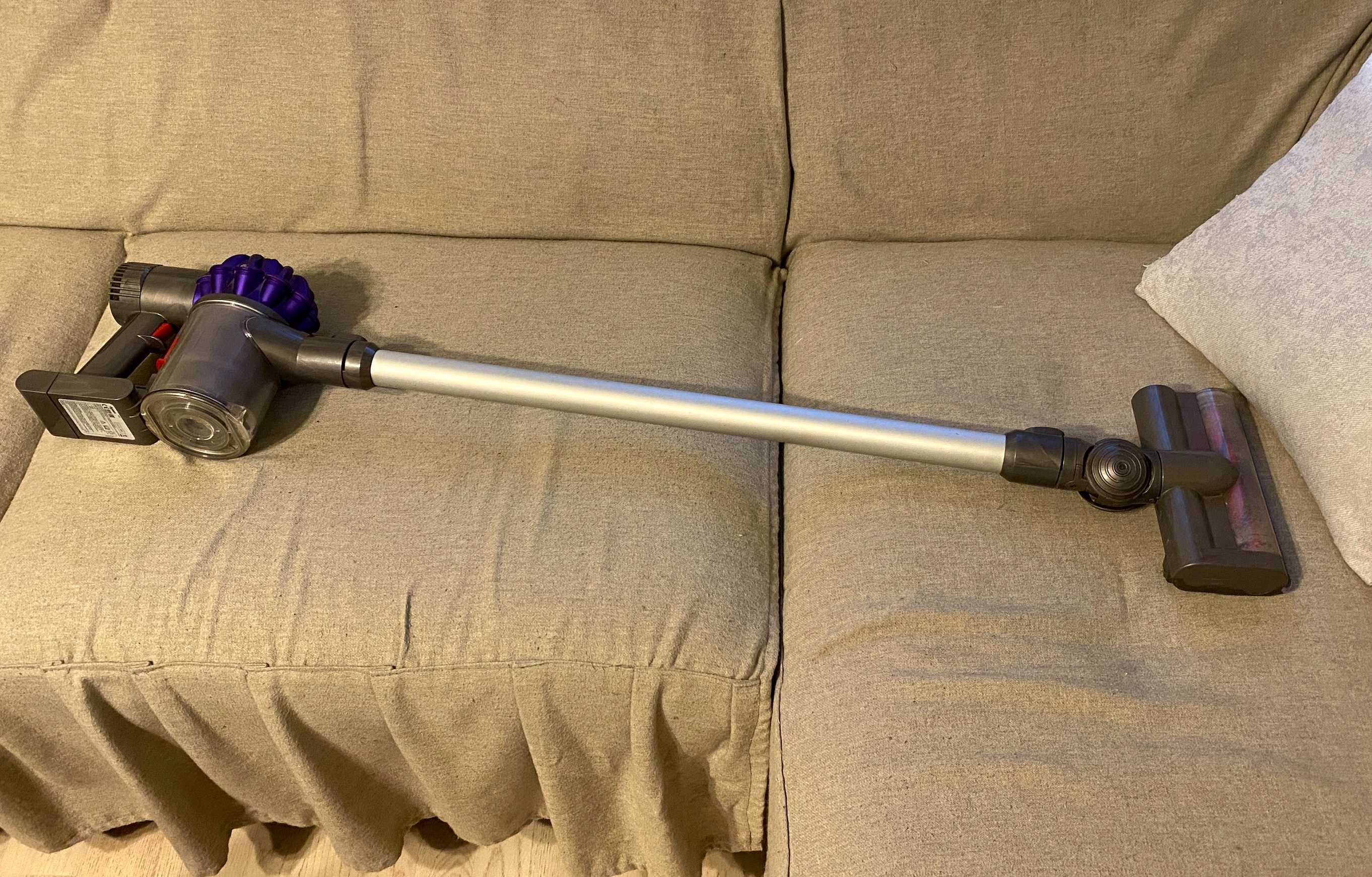 Aspirator Dyson V6+ perie motorizata, acumulator bun, incarcator