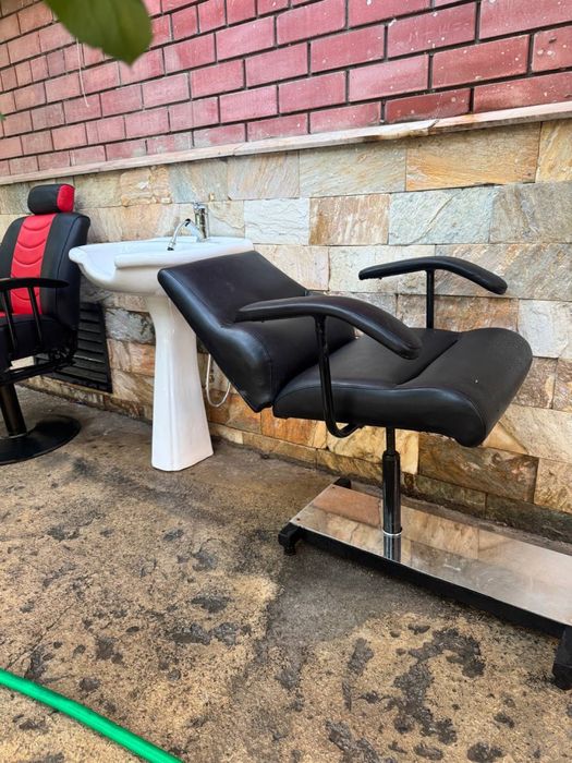 Продается недорого, кресло в салон красоты и кушетка под мойку,идеал