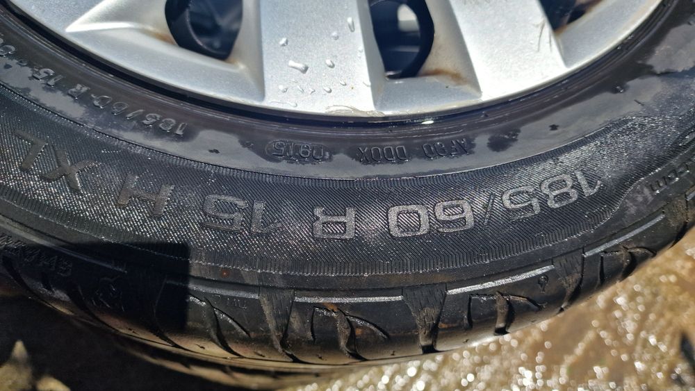 Vând roti vw polo R15 cu capace originale