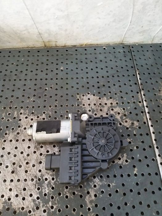 Motoras macara dreapta fata opel astra h 994887101