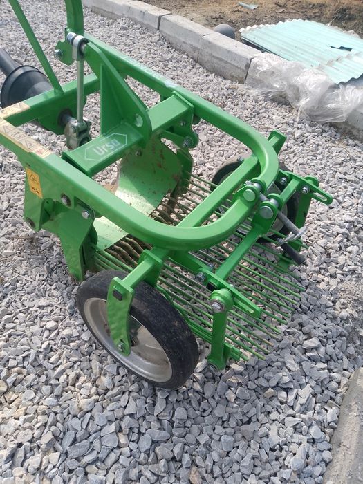 Utilaj de scos cartofi pe un rând