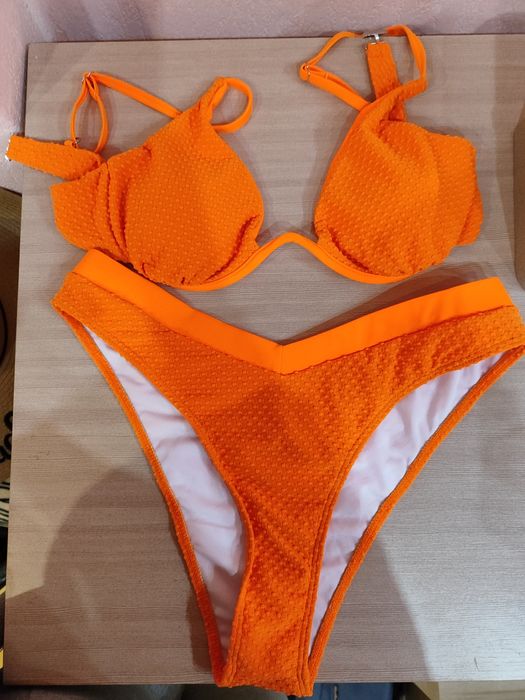 Свеж оранжев бански