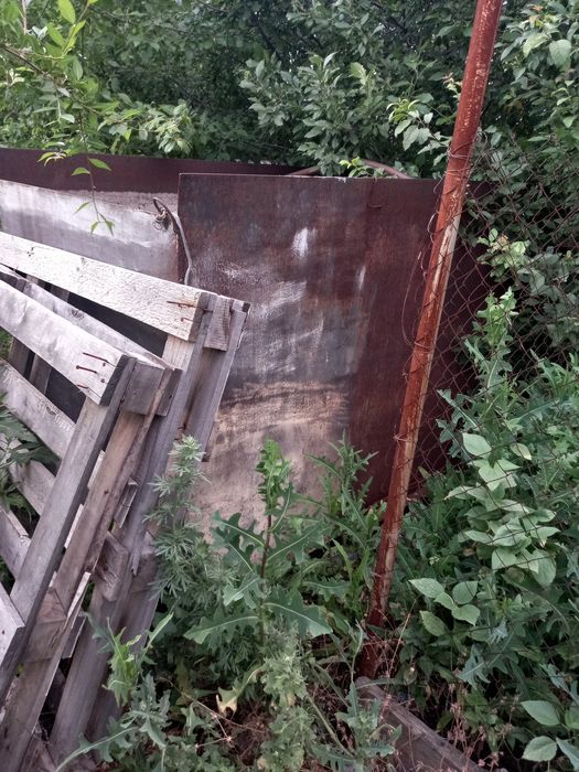 Металический бак.