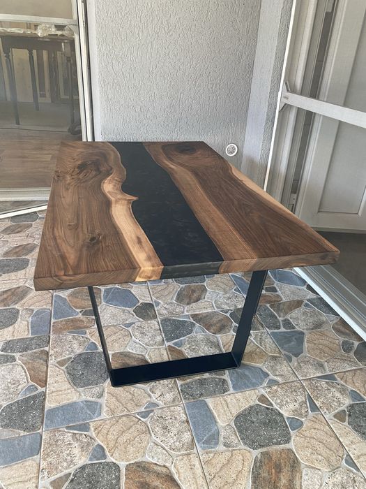 Masă de cafea din lemn de nuc și rășină epoxidică