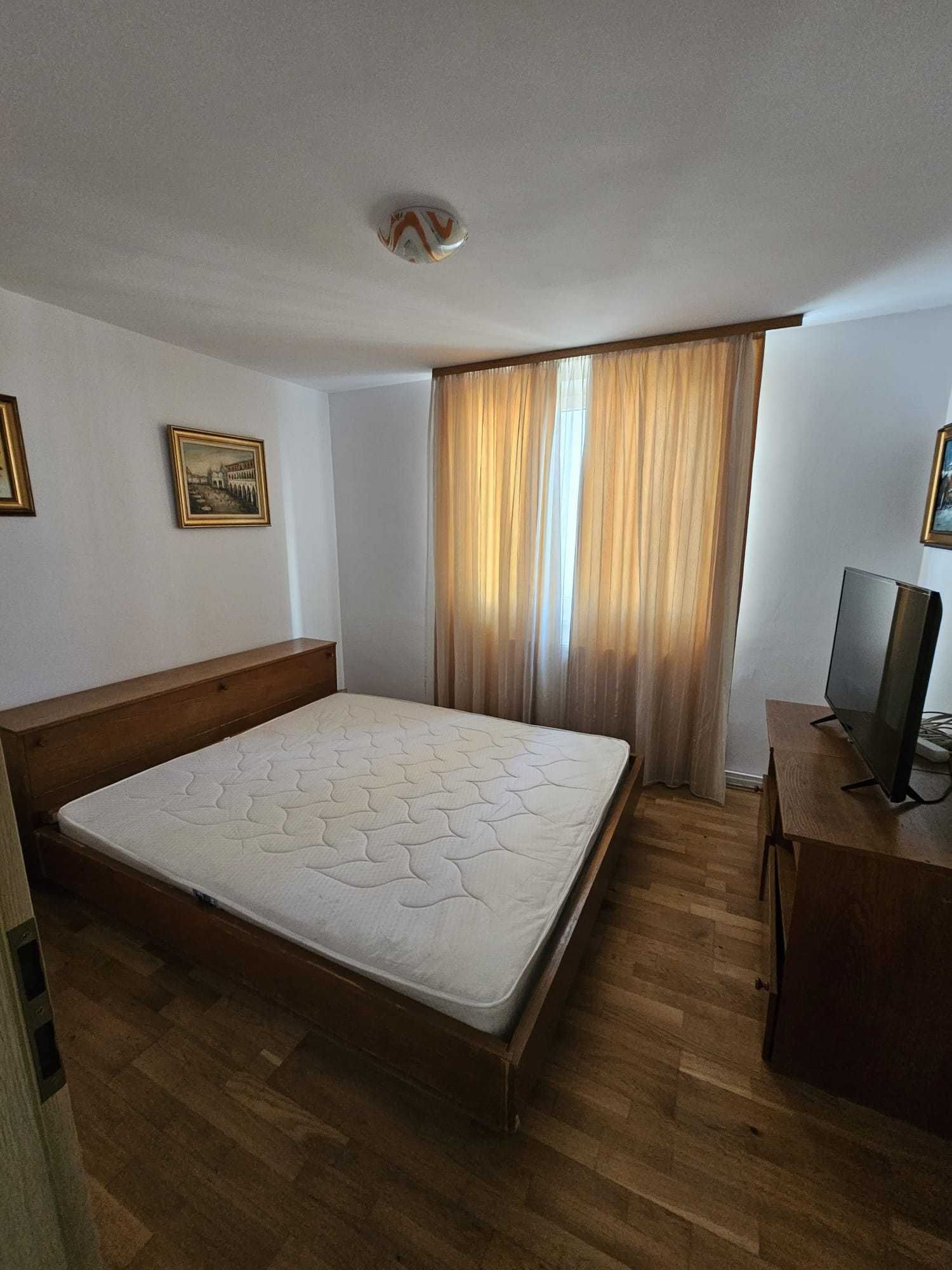 Inchiriez apartament cu 2 camere in zona ultracentrala.