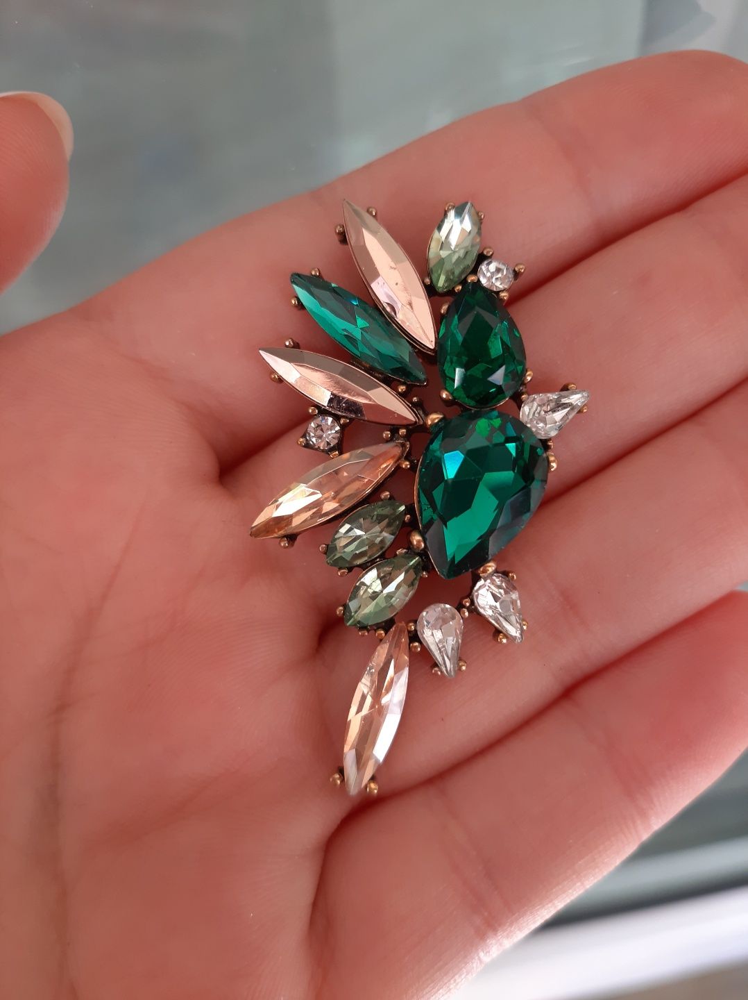 Emerald green avin обеци с камъчета