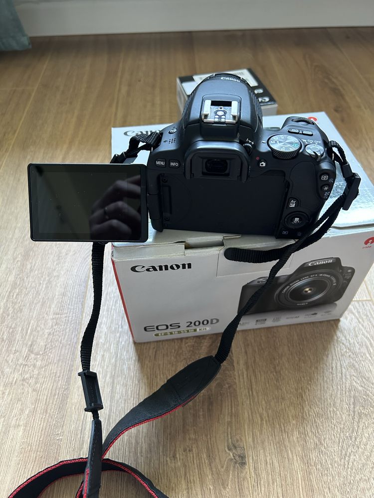 Canon 200D + Obiectiv 18-55mm + 50mm f/1.8 + Accesorii