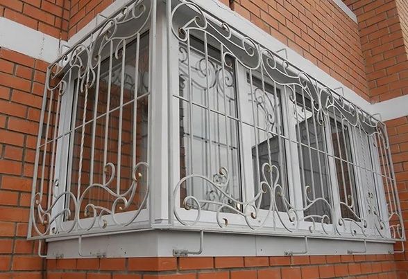 Решетки на балкон + козырек бесшумный