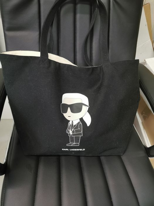 Черна чанта от плат на известна марка