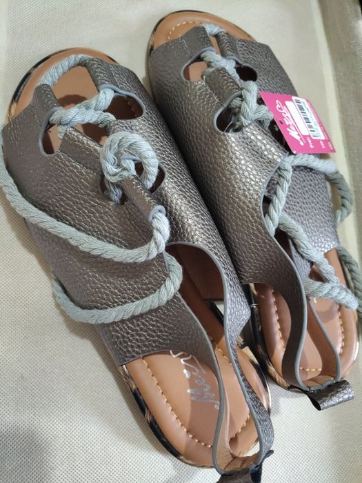 Sandale noi ,cu sireturi