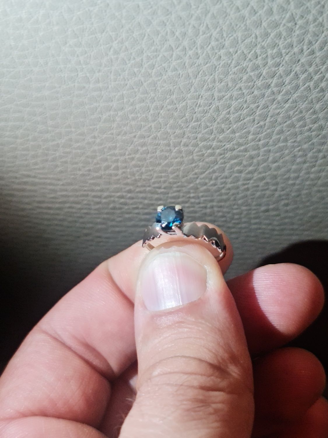 Inel diamant albastru 0.80 carate aur alb superb
