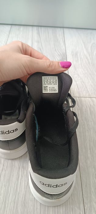 Vând Adidas dama