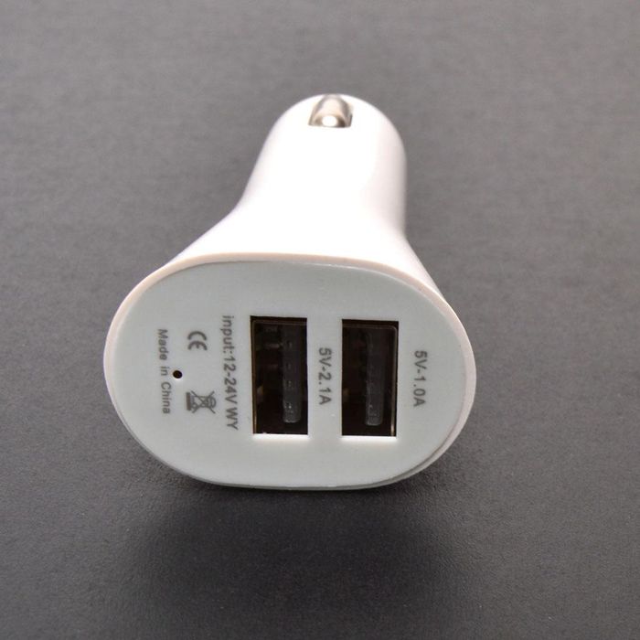 Зарядно за телефон за автомобил с 2 изхода цвят бял бързо зареждане