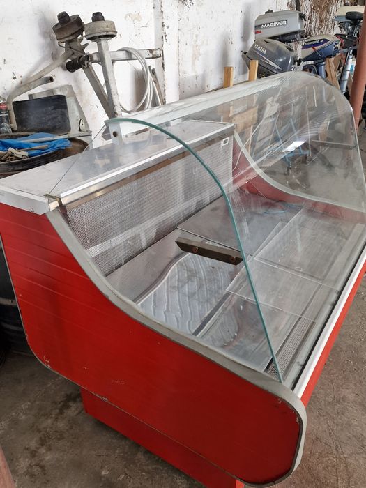 vând vitrina frigorifica