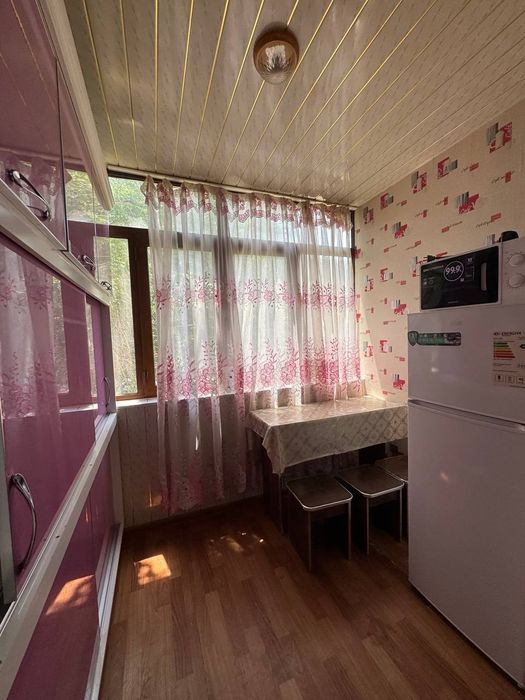 8 Maktab yangi bozor oldida 3 xona