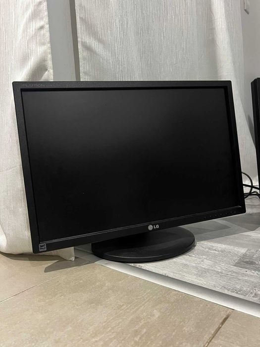 Монитор LG Flatron E2210pm-bn 22'  2бр. без забележки