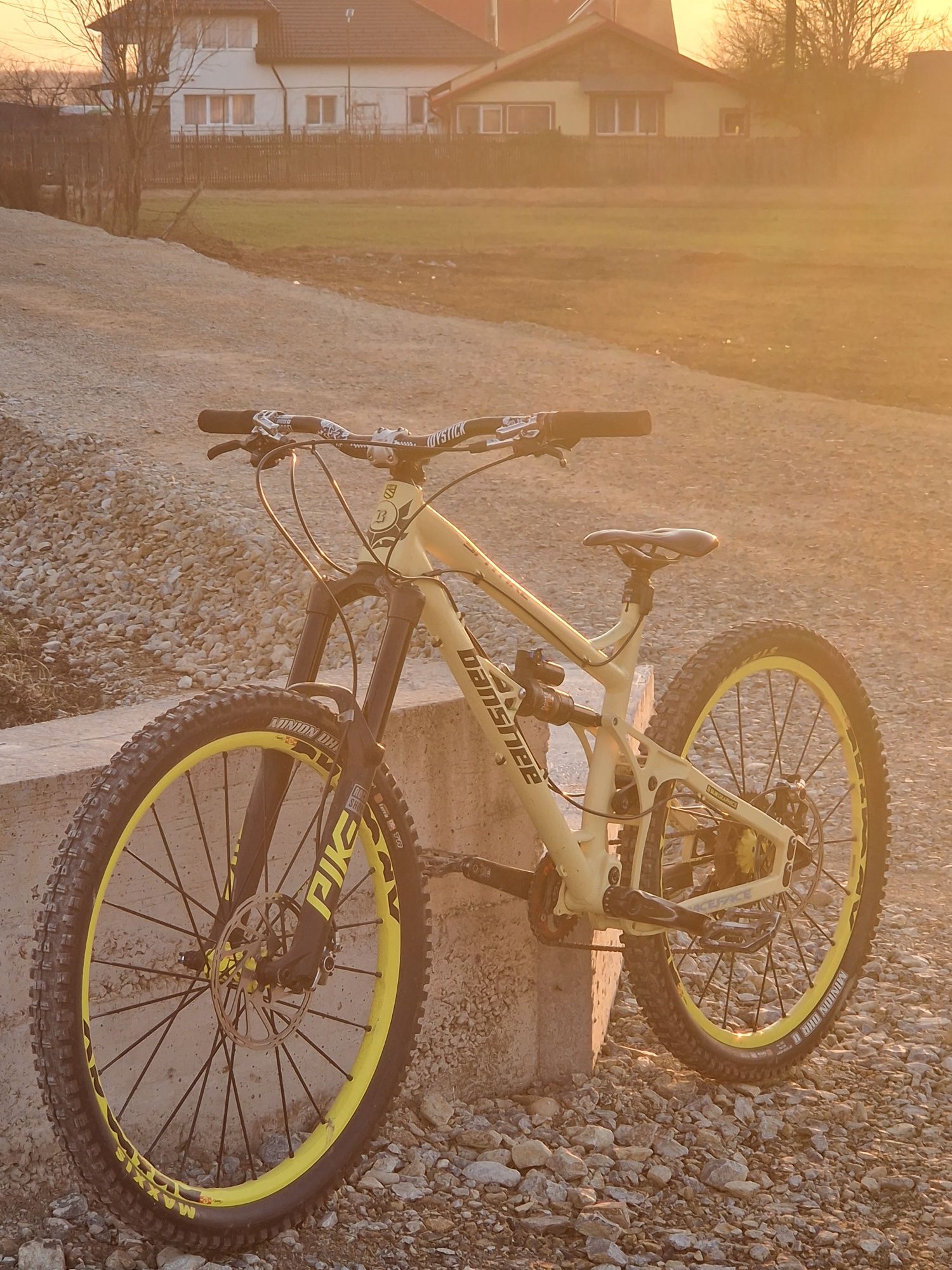 vând enduro banshee spitfire