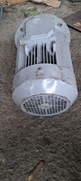 Vând motor electric NOU 4.25 KW 220/380