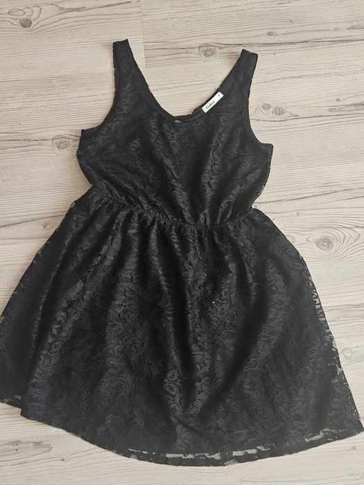 Дантелена рокля . .