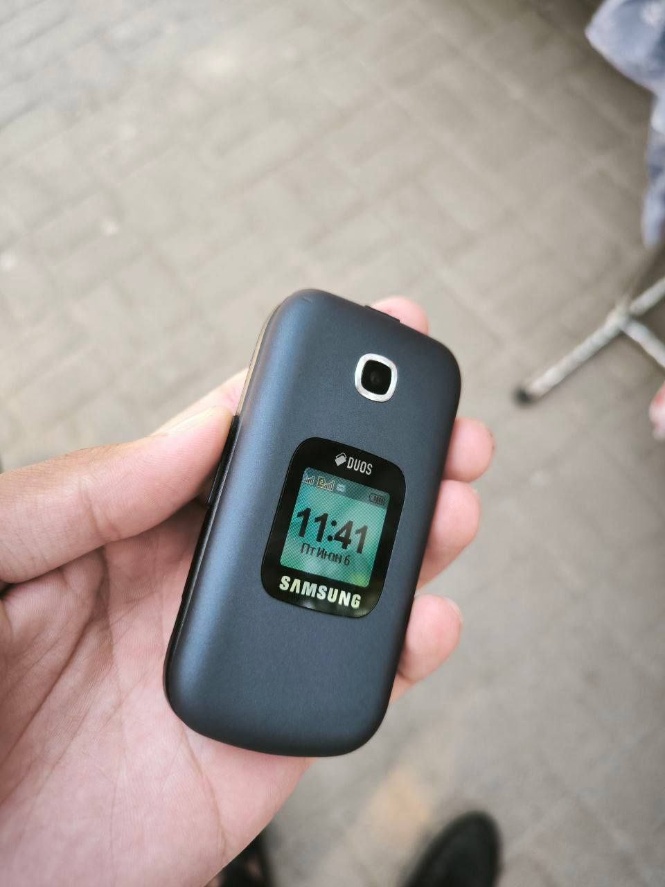 Samsung  gusto 3 dous
2ta simkarta va fleshka oladi
Ishlasihi chotki z