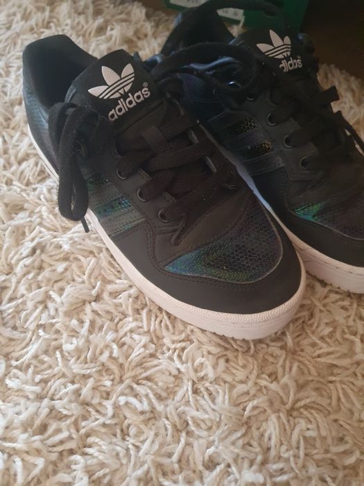 Vând pantofi adidas