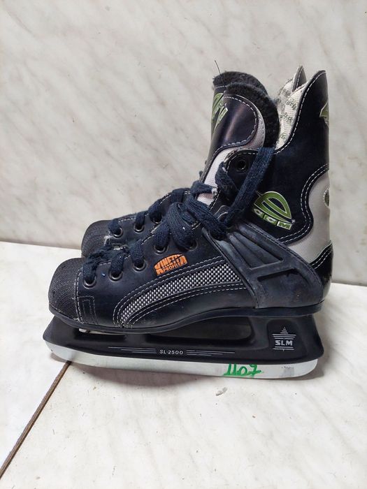 Patine 1107 hochei hockey CCM marime 36-37 ( 23,6 cm)
