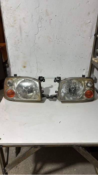 Фары на Nissan Navara