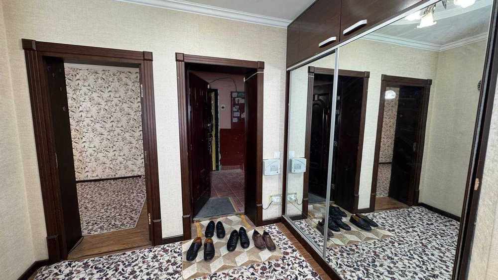 Шахар маркази, Божхона 1 қаватда 3 хонали квартира сотилади. ID: 1484