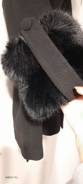 Haină damă cu blanită este detașabilă blanită și la mâneci și la guler