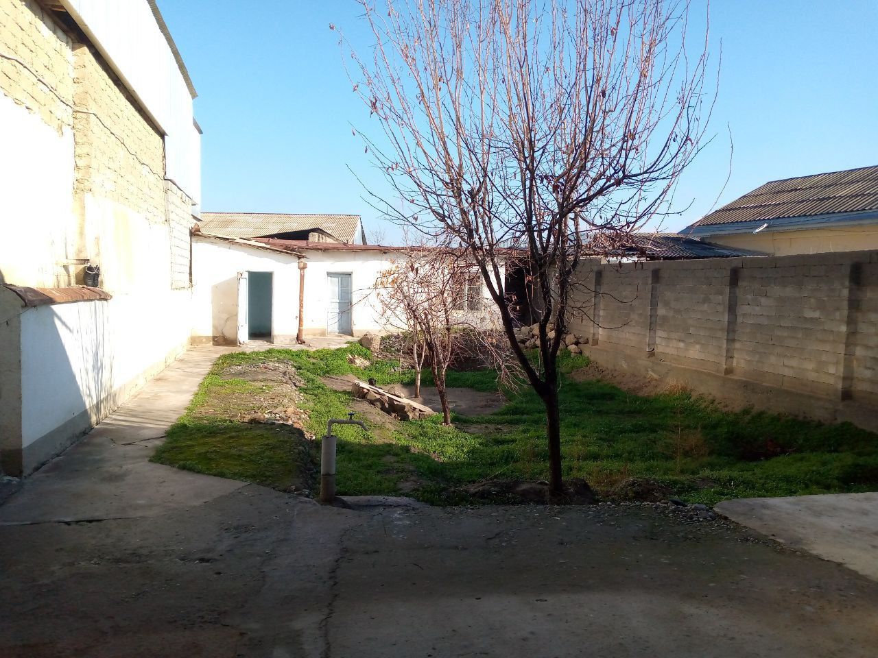 Hovli charxin srochni sotiladi