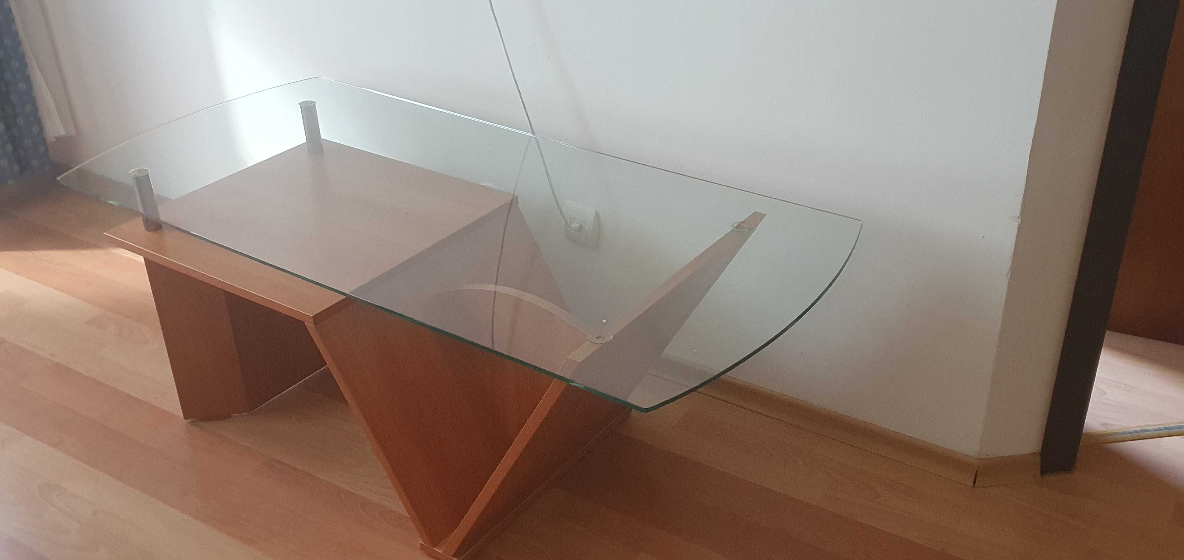 Холна маса със стъклен плот и дървена основа