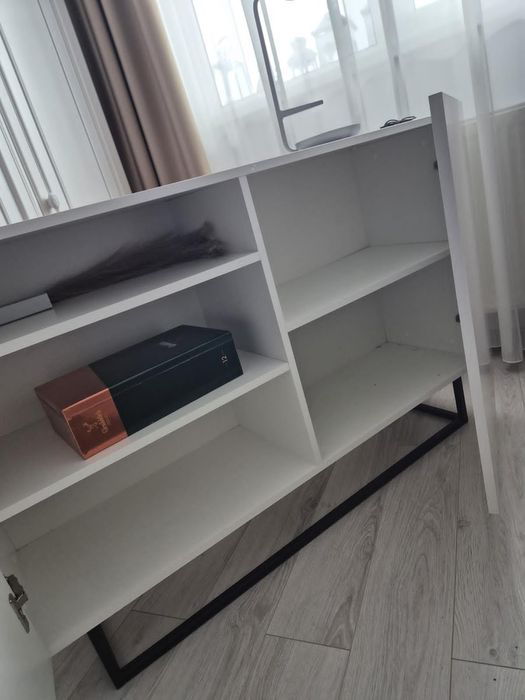 Vand comoda minimalista cadru metalic negru