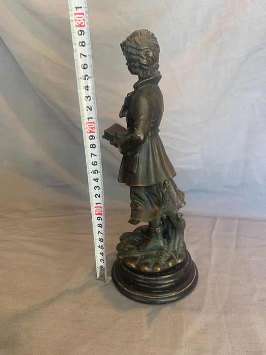 фигура статуетка на студент