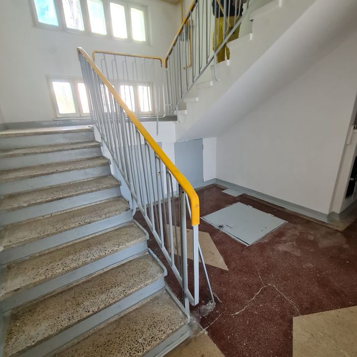 Zugravesc scari de bloc