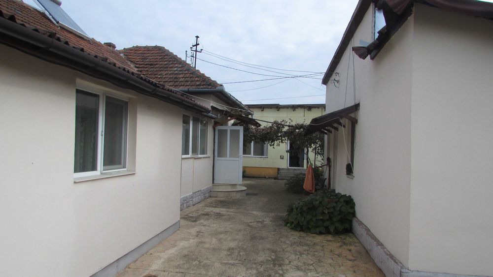 casă cu 3 corpuri de clădiri  Deva Cristur