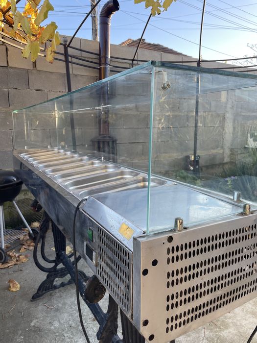 Хладилна витрина в перфектно състояние !!