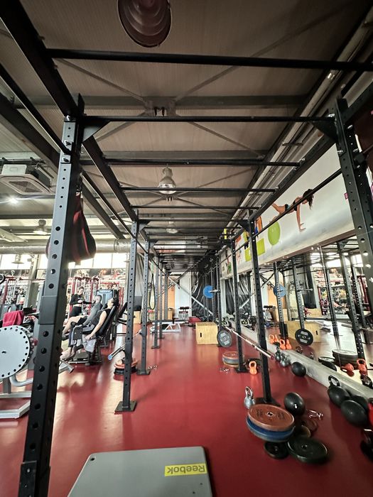 Vând cadru de sală fitness Falcofitness Freestanding Rig 8 spatii