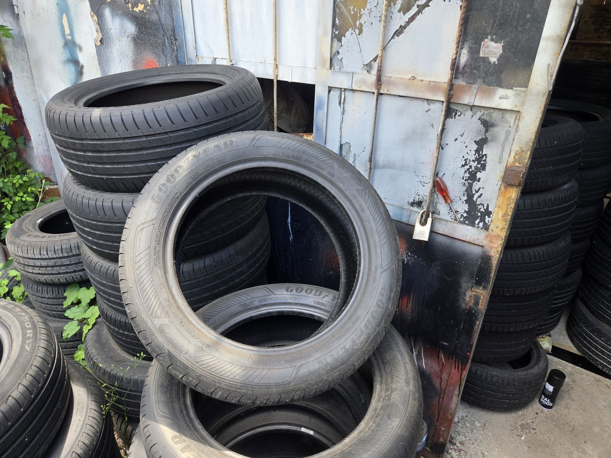 2бр. 215 55 17 Goodyear летни.