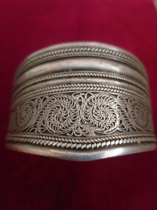 Vand o piesă veche din argint