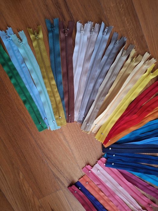Vând lot 30 fermoare 18-40cm