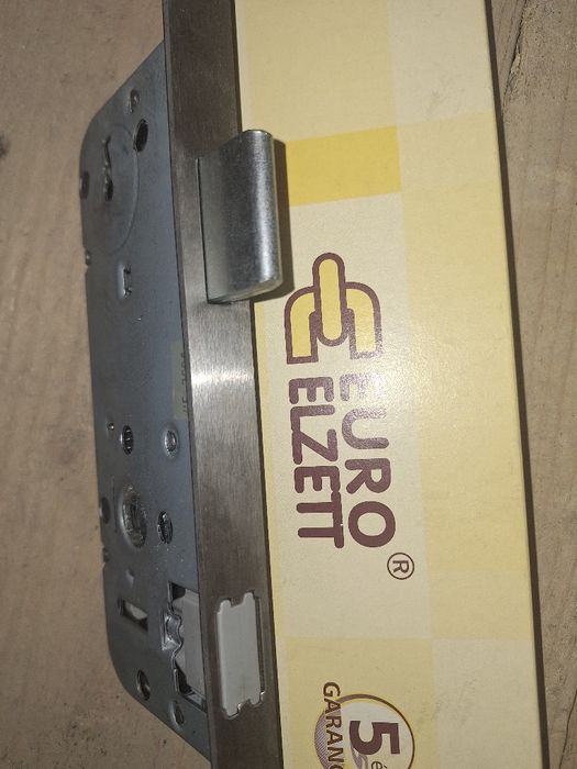 Brroască cu zăvor cu bila magnetica