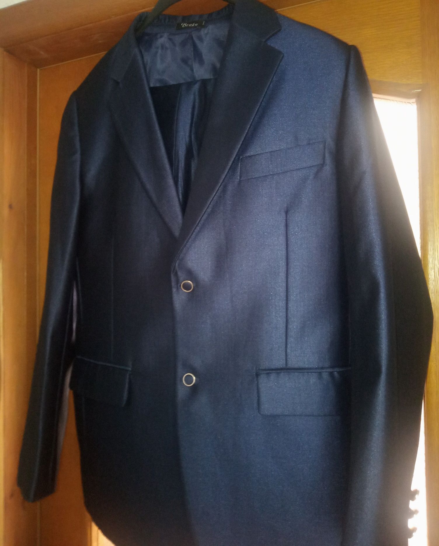 Продам мужские костюмы  темно- синего цвета ,46 размер и 48 размера се