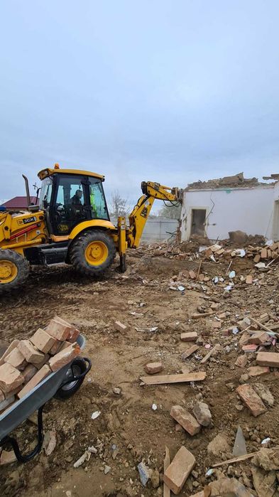 De vânzare buldoexcavator JCB 3CX cu picon și 4 cupe