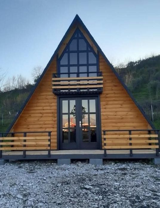 Casă din lemn modernă, cu un design unic și atrăgător. Structura triun